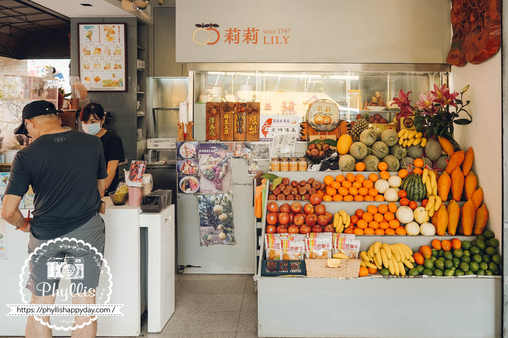 莉莉水果店新鮮水果展示櫃，台南人氣水果冰店每日現切水果