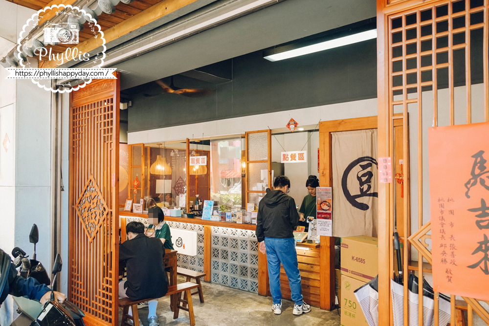三圓豆花龍潭店店內排隊人潮，龍潭龍元宮美食商圈的人氣豆花甜點店