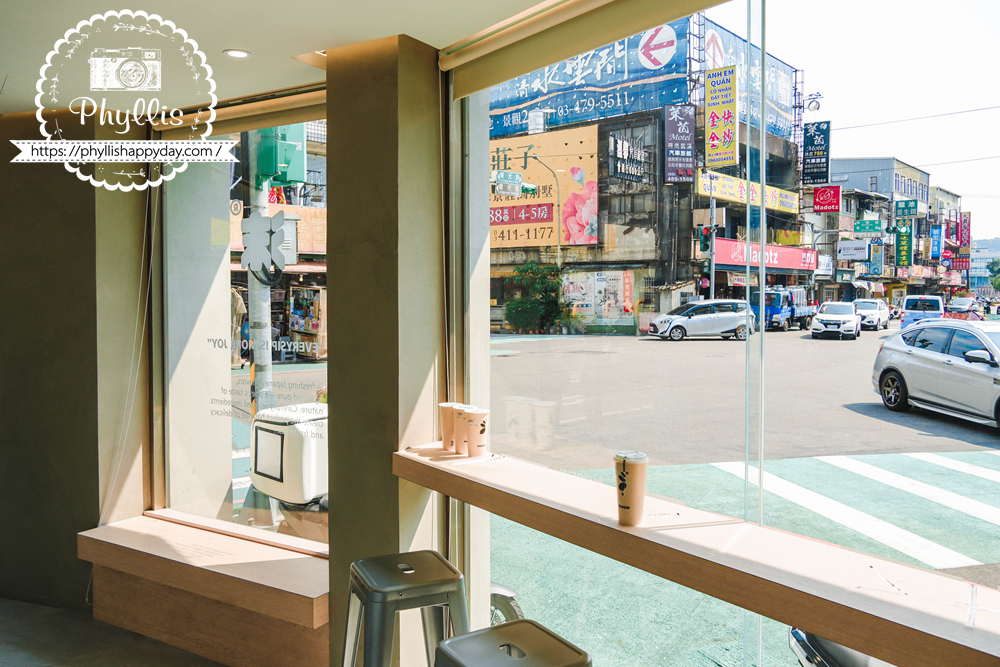 【沫飲MOREiN-桃園龍潭店】龍潭新開幕飲料店開箱!主打蕎麥茶與舒適內用空間,喝完讓人想再訪 - 第9張圖 沫飲MOREiN桃園龍潭店窗邊座位區,自然採光舒適明亮