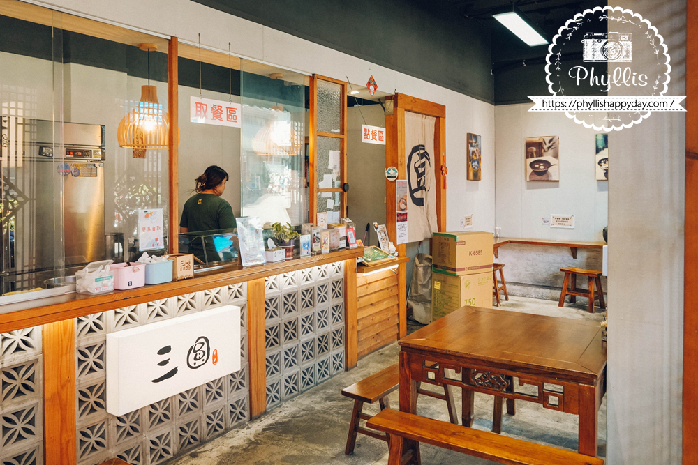 三圓豆花龍潭店點餐區與取餐區，櫃檯動線清楚，方便客人點豆花與冰品