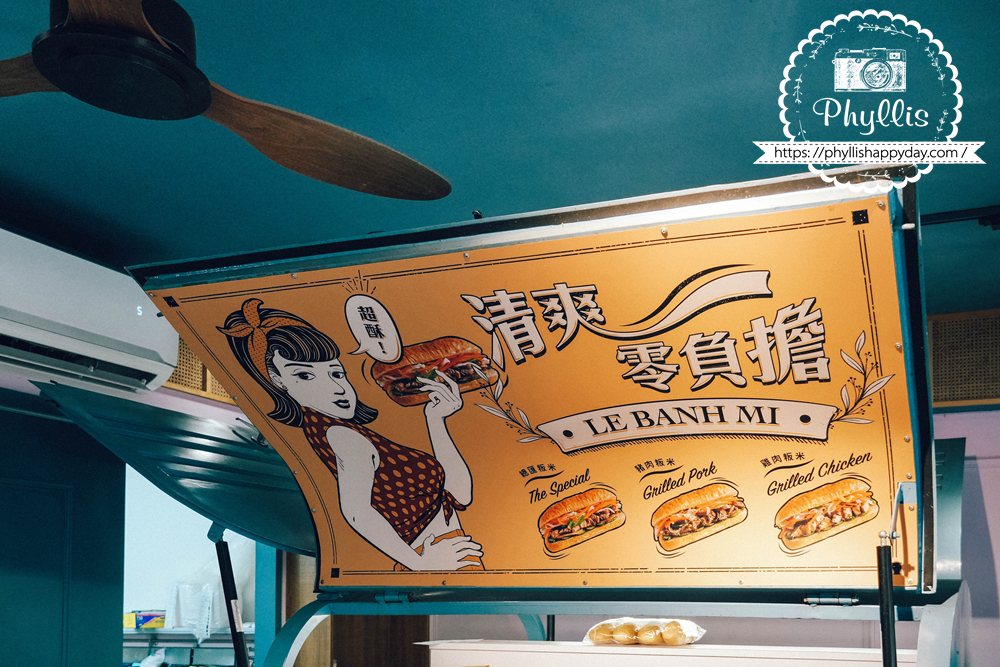 樂粄米龍潭店餐車造型裝飾，展示粄米與輕食餐點照片