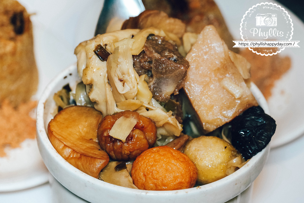【曾記米糕】桃園龍潭龍元宮美食推薦,筒仔米糕、佛跳牆與排骨酥湯都很推薦 - 第9張圖 曾記米糕佛跳牆撈起滿滿配料,桃園龍潭東龍路人氣小吃湯品實拍