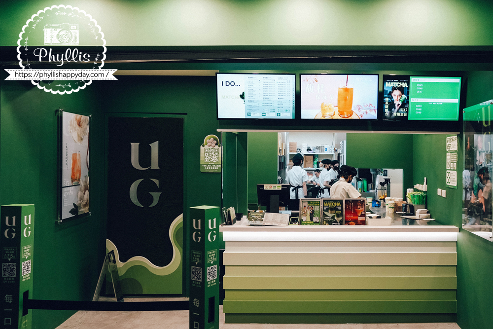 UG桃園龍潭店櫃檯工作人員製作飲料中，桃園龍潭北龍路手搖飲現場出杯過程