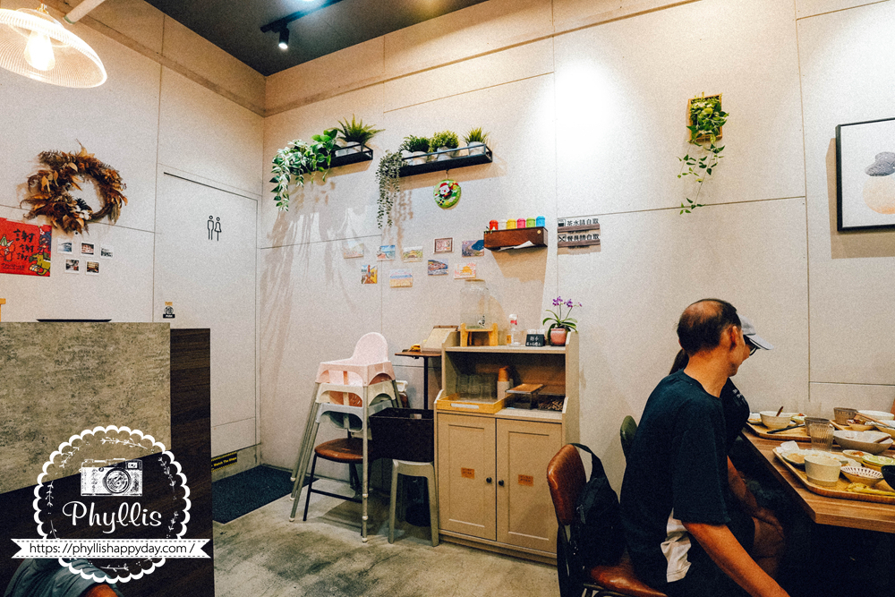 許許 Hsu Hsu 自助餐具與茶水區，桃園龍潭餐廳內用提供餐具茶水自取服務
