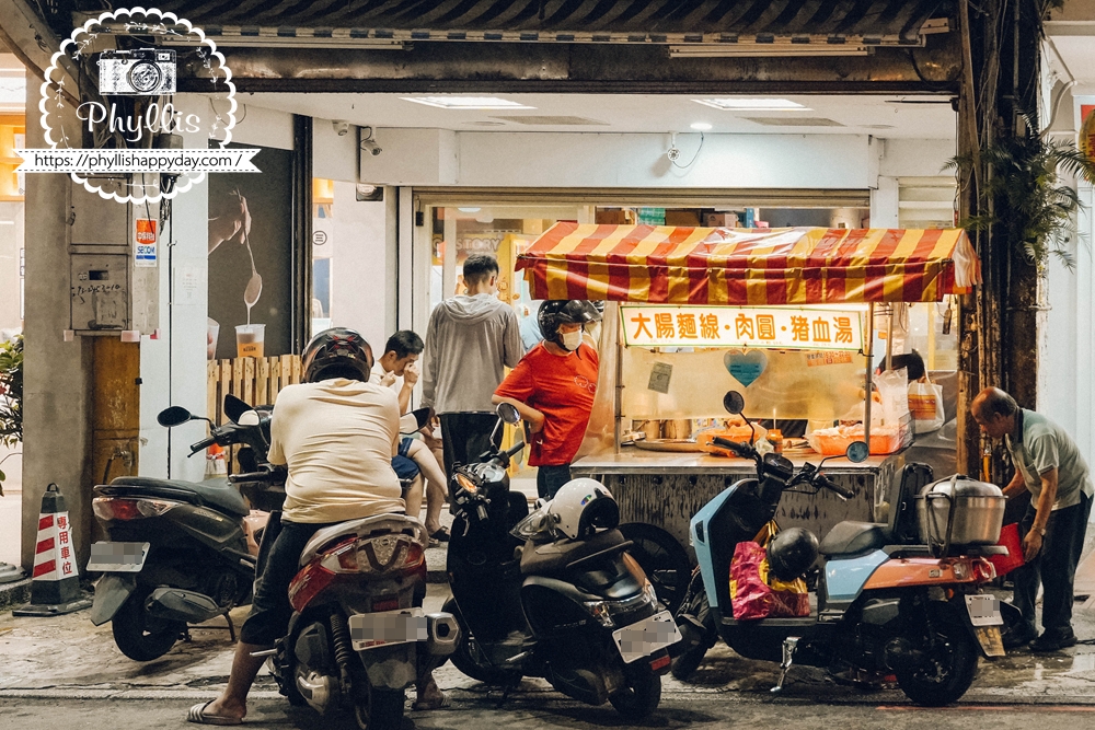 無名麵線攤店外觀與排隊人潮,桃園龍潭東龍路龍元宮旁人氣小吃推薦