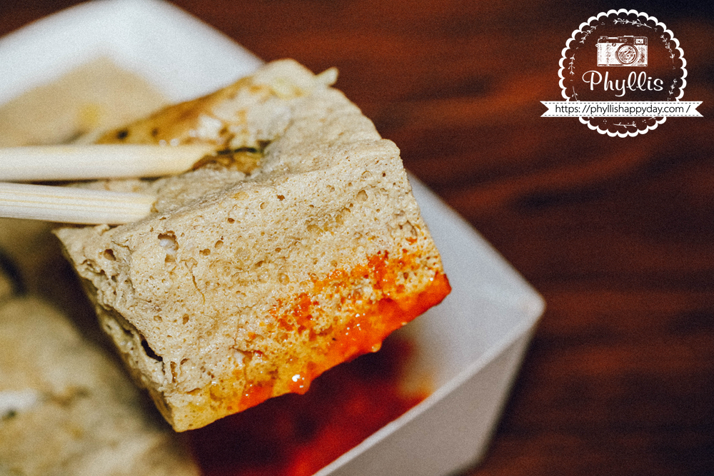 【功夫臭豆腐】龍潭市場人氣臭豆腐|東龍路巷口排隊美食|外酥內嫩配自製辣椒醬超過癮 - 第10張圖 功夫臭豆腐沾特製辣醬很過癮,桃園龍潭外酥內嫩臭豆腐小吃推薦