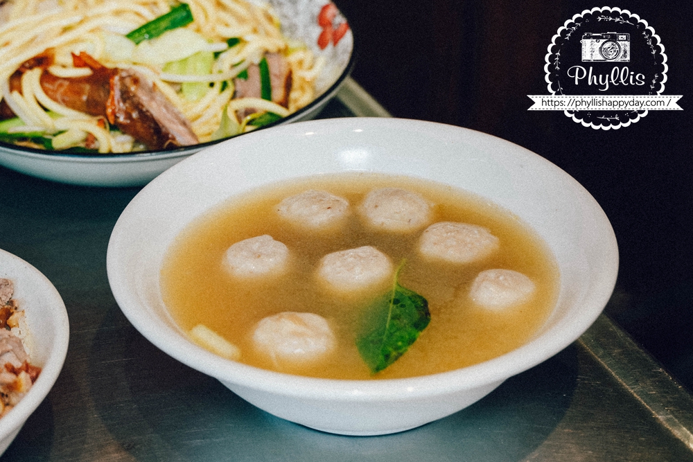 【原味鴨肉麵】新竹米其林必比登美食!鴨肉飯60元起、炒米粉鑊氣超香,勝利路排隊小吃 - 第13張圖 原味鴨肉麵鴨肉丸湯,新竹市東區勝利路鴨肉飯必搭湯品推薦