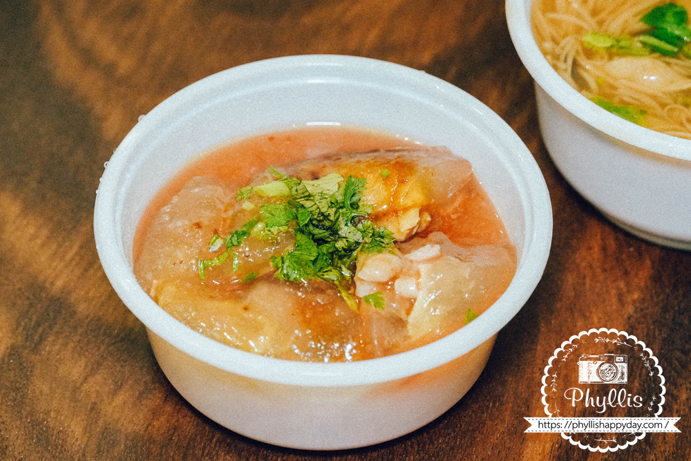 無名麵線攤兩顆肉圓裝一起，桃園龍潭東龍路傳統肉圓小吃推薦