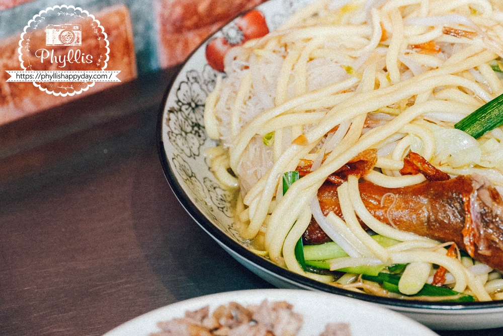 【原味鴨肉麵】新竹米其林必比登美食!鴨肉飯60元起、炒米粉鑊氣超香,勝利路排隊小吃 - 第15張圖 原味鴨肉麵鴨肉炒綜合特寫,米粉與麵條一次吃到的新竹人氣鴨肉料理