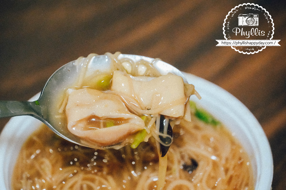無名麵線攤大腸麵線內的大腸特寫，桃園龍潭料多實在麵線小吃