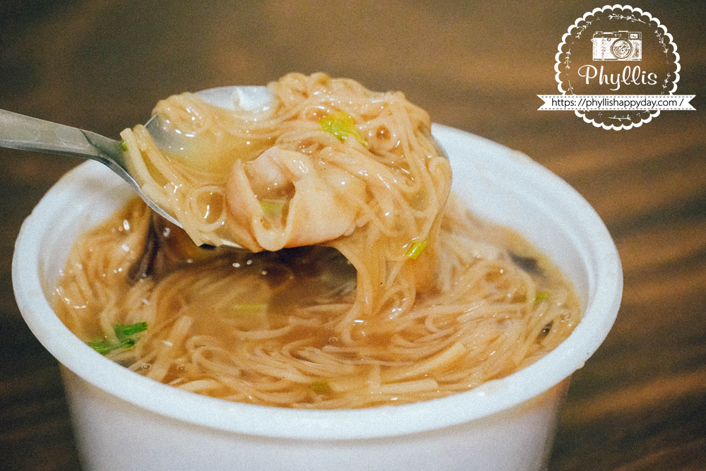 無名麵線攤大腸與麵線特寫，一撈起來很多料的桃園龍潭人氣小吃