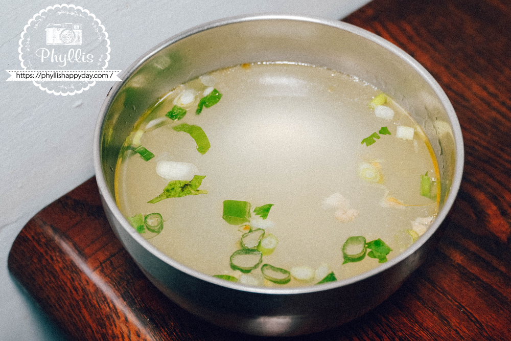 【阿蕊米干】桃園龍潭米干推薦|干城路巷弄老店|在地人從小吃到大|招牌米干中午前必吃 - 第24張圖 阿蕊姨米干乾麵會附上一碗清湯,桃園龍潭干城路巷弄米干小吃實吃分享