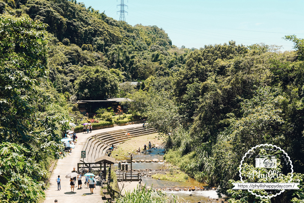 從停車場俯瞰鹿點咖啡千瀑店，桃園龍潭瀑布景觀咖啡廳環境