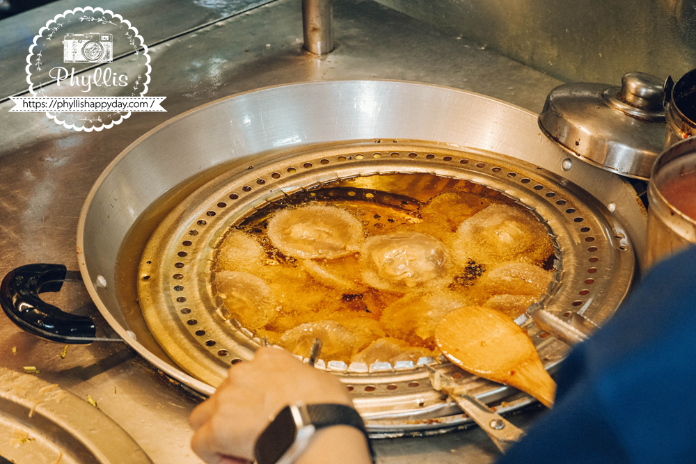 無名麵線攤正在油鍋內加熱的肉圓，桃園龍潭東龍路傳統小吃推薦
