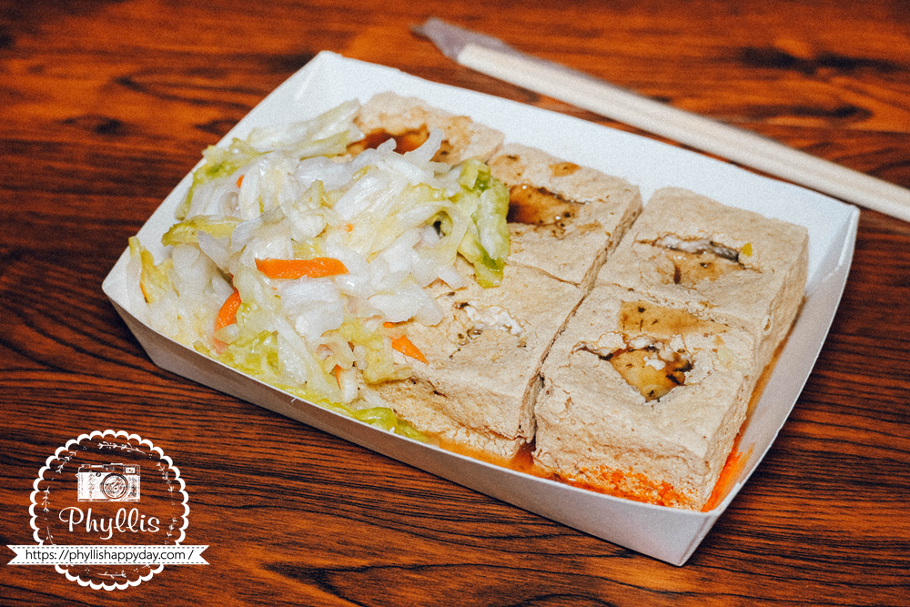 【功夫臭豆腐】龍潭市場人氣臭豆腐|東龍路巷口排隊美食|外酥內嫩配自製辣椒醬超過癮 - 第6張圖 功夫臭豆腐小份臭豆腐整體照片,桃園龍潭東龍路200巷臭豆腐推薦