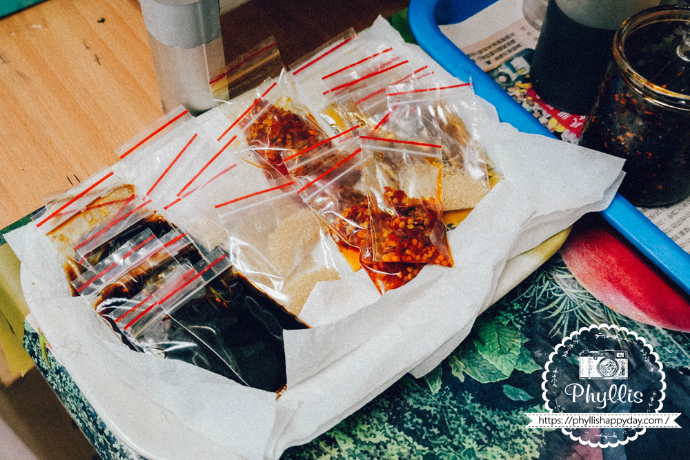 【阿蕊米干】桃園龍潭米干推薦|干城路巷弄老店|在地人從小吃到大|招牌米干中午前必吃 - 第8張圖 阿蕊姨米干外帶醬料已裝好,桃園龍潭干城路貼心外帶小吃