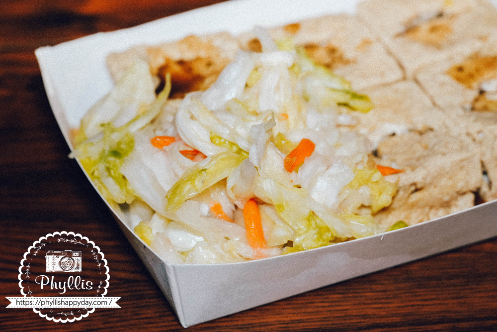 【功夫臭豆腐】龍潭市場人氣臭豆腐|東龍路巷口排隊美食|外酥內嫩配自製辣椒醬超過癮 - 第7張圖 功夫臭豆腐泡菜給很多的特寫,桃園龍潭臭豆腐搭配爽脆泡菜很過癮