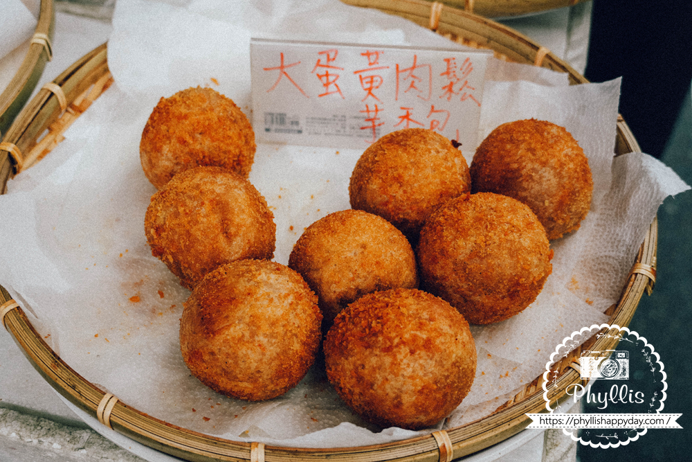 【大甲芋香包】台中大甲美食|鎮瀾宮正門斜對面|4種口味芋泥球現炸|50元起銅板價|芋頭控排隊必吃 - 第7張圖 大甲芋香包炸好的大顆芋香包整齊排列,金黃外皮特寫