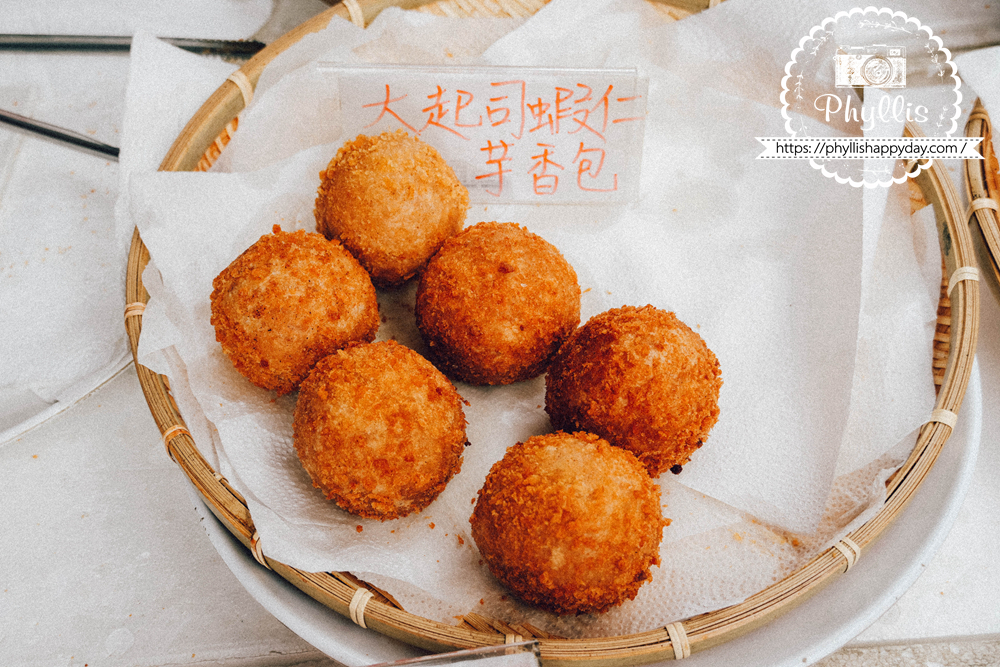【大甲芋香包】台中大甲美食|鎮瀾宮正門斜對面|4種口味芋泥球現炸|50元起銅板價|芋頭控排隊必吃 - 第8張圖 大甲芋香包蛋黃肉鬆與起司蝦仁口味擺放展示