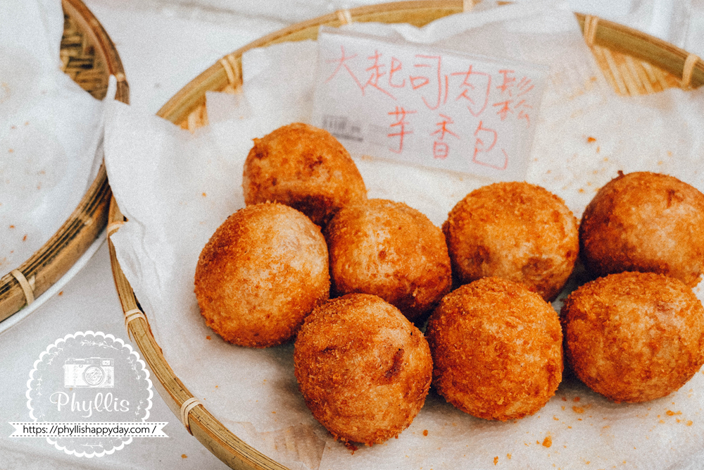 【大甲芋香包】台中大甲美食|鎮瀾宮正門斜對面|4種口味芋泥球現炸|50元起銅板價|芋頭控排隊必吃 - 第9張圖 大甲芋香包起司肉鬆口味特寫,外皮炸成金黃色