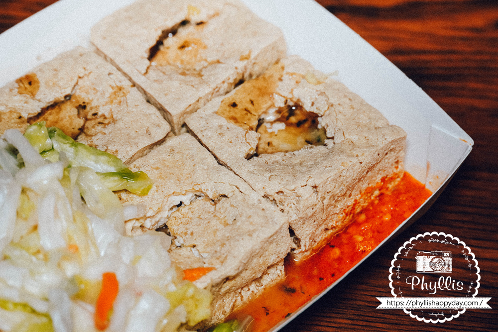 【功夫臭豆腐】龍潭市場人氣臭豆腐|東龍路巷口排隊美食|外酥內嫩配自製辣椒醬超過癮 - 第9張圖 功夫臭豆腐辣醬很辣又好吃,桃園龍潭東龍路臭豆腐可另外放辣醬