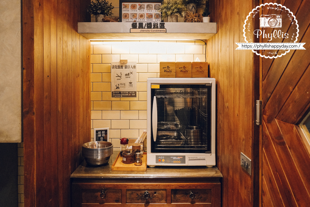 一念蛤蜊麵店內自助區，桃園中壢蛤蜊麵店醬料與餐具取用區