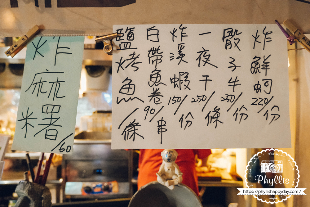 【烤食-車庫】龍潭宵夜人氣燒烤店|串燒、炸物、海鮮不用吃到飽|親子友善可調辣度|營業到凌晨1點 - 第10張圖 烤食-車庫櫃台手寫菜單,桃園龍潭成功路宵夜燒烤當日餐點資訊