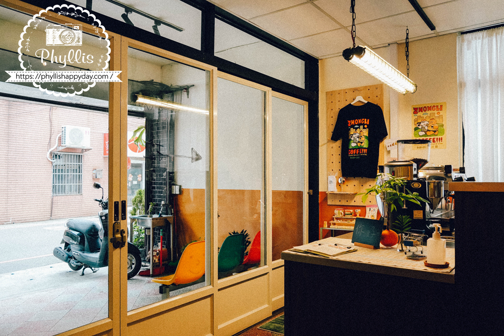 【純然餐飲部】中壢這間咖啡廳太犯規!手工水餃意外超強,慢燉控肉飯晚來真的吃不到,2026壢夏跑咖季必訪 - 第10張圖 純然餐飲部店內商品販售區,桃園中壢龍昌路咖啡餐廳特色選物