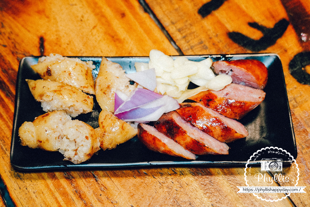【烤食-車庫】龍潭宵夜人氣燒烤店|串燒、炸物、海鮮不用吃到飽|親子友善可調辣度|營業到凌晨1點 - 第15張圖 烤食-車庫招牌大腸包小腸90元,桃園龍潭宵夜人氣台式燒烤小吃