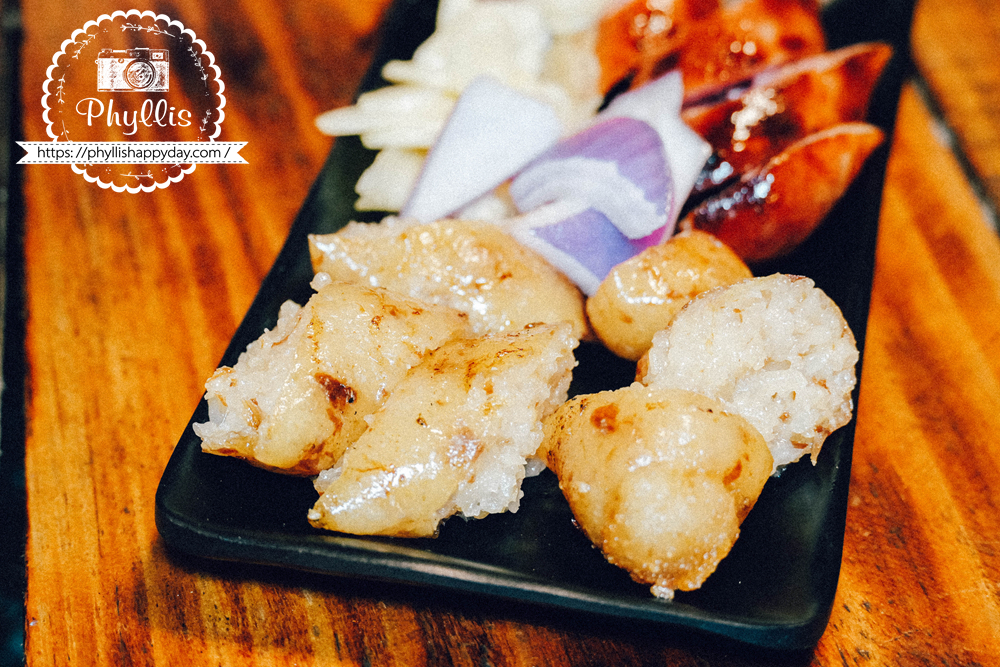 【烤食-車庫】龍潭宵夜人氣燒烤店|串燒、炸物、海鮮不用吃到飽|親子友善可調辣度|營業到凌晨1點 - 第17張圖 烤食-車庫大腸包小腸特寫,桃園龍潭成功路宵夜招牌小吃實拍