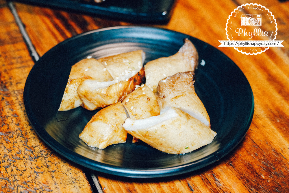 【烤食-車庫】龍潭宵夜人氣燒烤店|串燒、炸物、海鮮不用吃到飽|親子友善可調辣度|營業到凌晨1點 - 第20張圖 烤食-車庫杏鮑菇串60元,桃園龍潭宵夜燒烤蔬菜串推薦