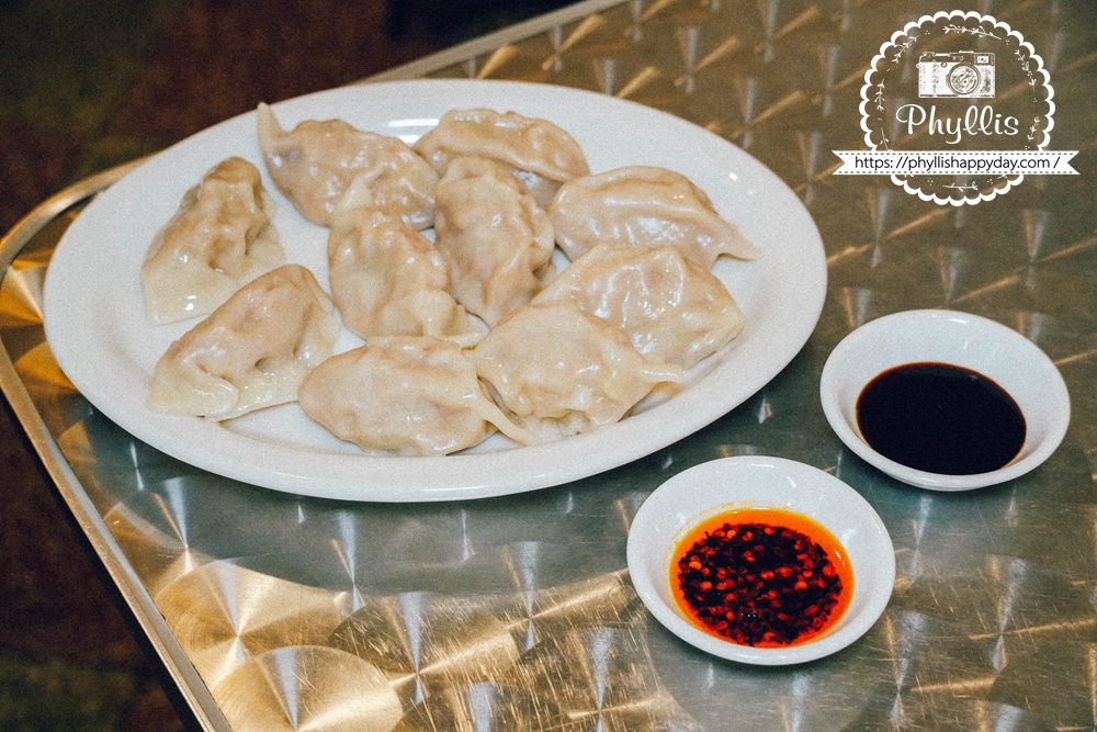 【純然餐飲部】中壢這間咖啡廳太犯規!手工水餃意外超強,慢燉控肉飯晚來真的吃不到,2026壢夏跑咖季必訪 - 第19張圖 純然餐飲部手工高麗菜水餃一盤附兩種醬料,桃園中壢水餃美食推薦