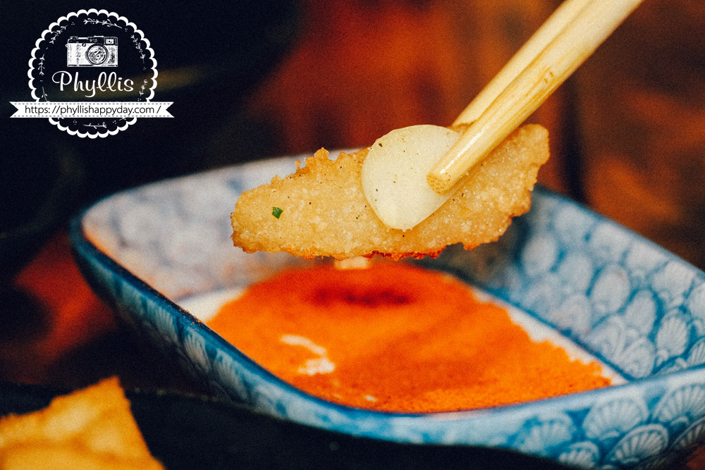 【烤食-車庫】龍潭宵夜人氣燒烤店|串燒、炸物、海鮮不用吃到飽|親子友善可調辣度|營業到凌晨1點 - 第23張圖 烤食-車庫燒烤沾特製辣椒粉特寫,桃園龍潭宵夜重口味香辣吃法