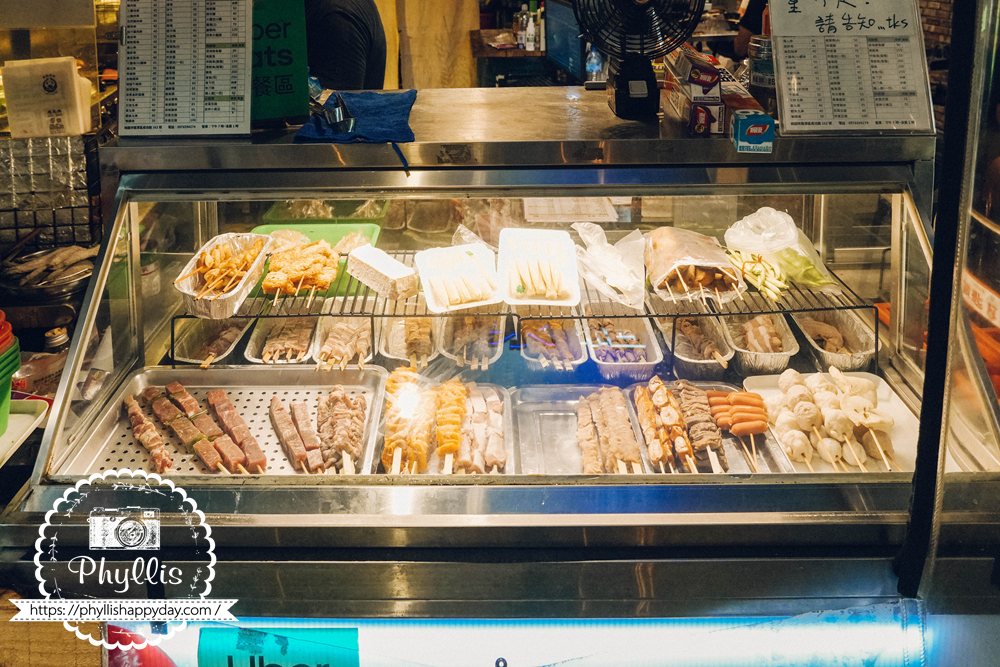 【烤食-車庫】龍潭宵夜人氣燒烤店|串燒、炸物、海鮮不用吃到飽|親子友善可調辣度|營業到凌晨1點 - 第4張圖 烤食-車庫店外食材展示櫃,桃園龍潭宵夜串燒與燒烤食材選擇