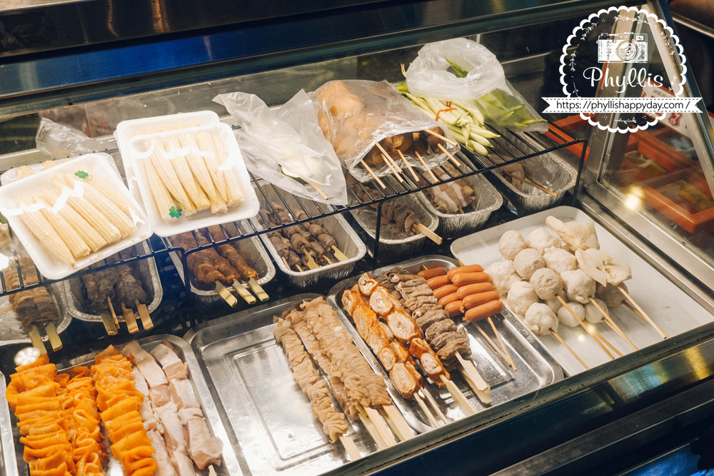 【烤食-車庫】龍潭宵夜人氣燒烤店|串燒、炸物、海鮮不用吃到飽|親子友善可調辣度|營業到凌晨1點 - 第5張圖 烤食-車庫食材展示櫃特寫,桃園龍潭串燒、海鮮與炸物宵夜食材