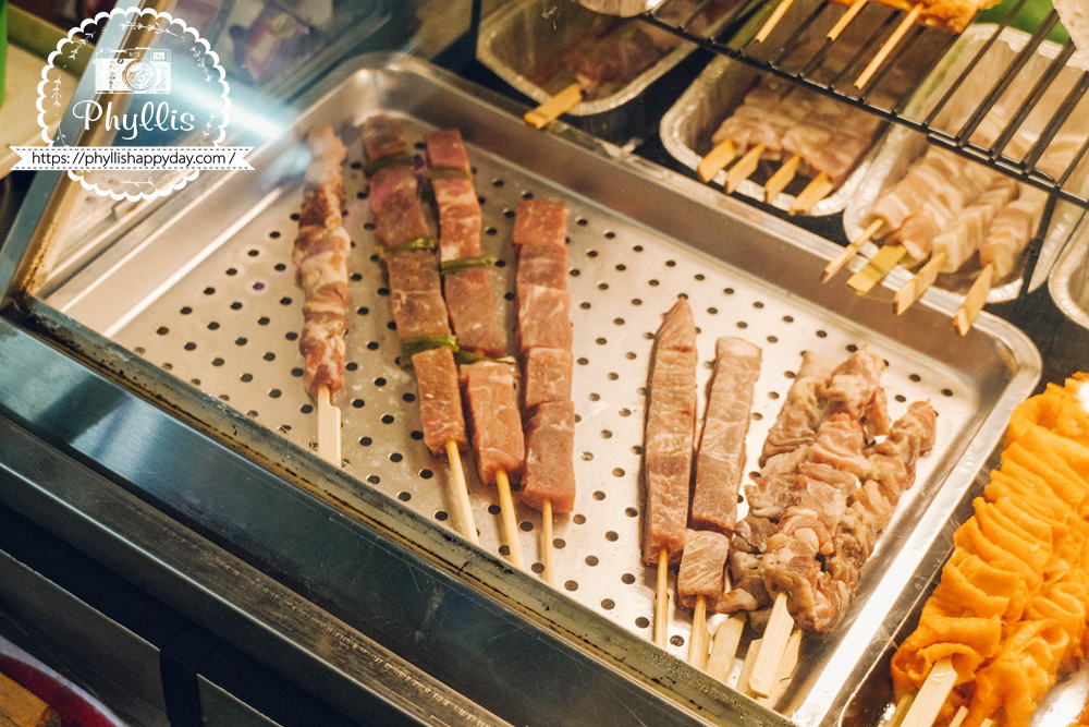 【烤食-車庫】龍潭宵夜人氣燒烤店|串燒、炸物、海鮮不用吃到飽|親子友善可調辣度|營業到凌晨1點 - 第6張圖 烤食-車庫食材展示櫃特寫,桃園龍潭串燒、海鮮與炸物宵夜食材