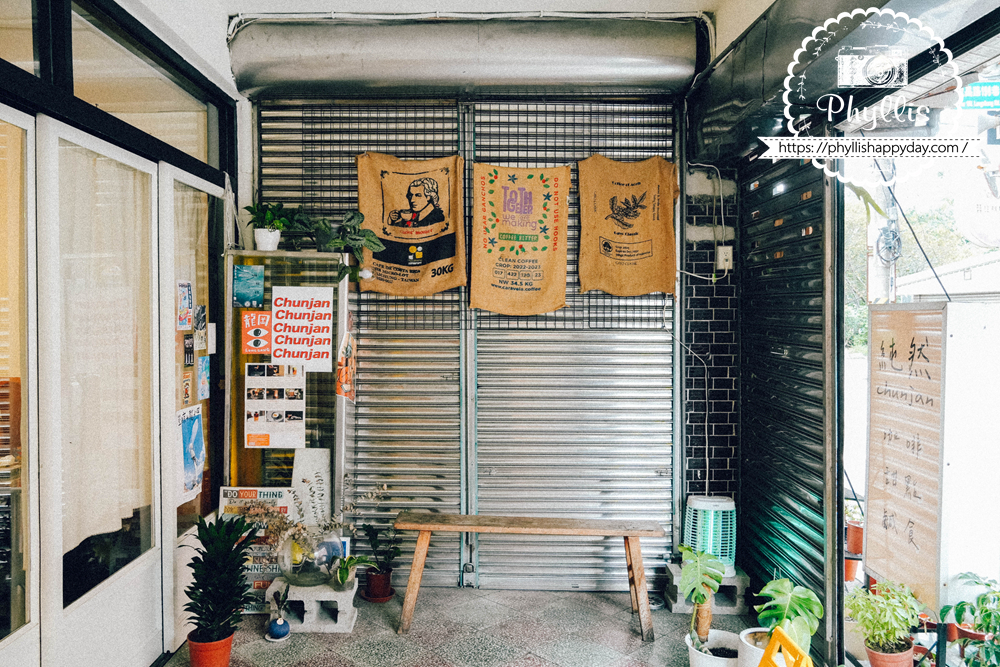 【純然餐飲部】中壢這間咖啡廳太犯規!手工水餃意外超強,慢燉控肉飯晚來真的吃不到,2026壢夏跑咖季必訪 - 第5張圖 純然餐飲部店外綠色植栽,桃園中壢龍昌路充滿生活感的特色餐飲空間
