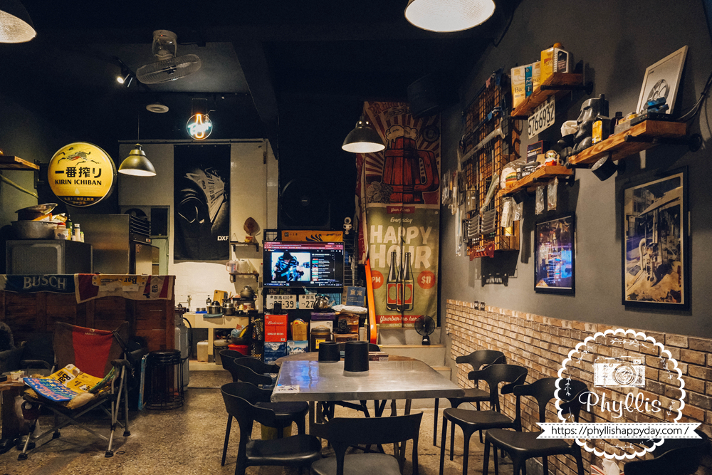 【烤食-車庫】龍潭宵夜人氣燒烤店|串燒、炸物、海鮮不用吃到飽|親子友善可調辣度|營業到凌晨1點 - 第8張圖 烤食-車庫店內用餐環境,桃園龍潭成功路人氣宵夜燒烤餐廳