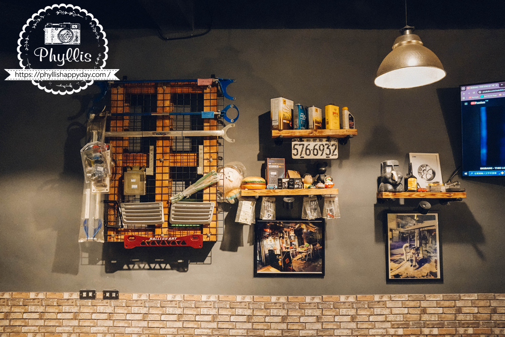 【烤食-車庫】龍潭宵夜人氣燒烤店|串燒、炸物、海鮮不用吃到飽|親子友善可調辣度|營業到凌晨1點 - 第7張圖 烤食-車庫牆面擺設多款汽車零配件,桃園龍潭充滿車庫風格的宵夜燒烤店