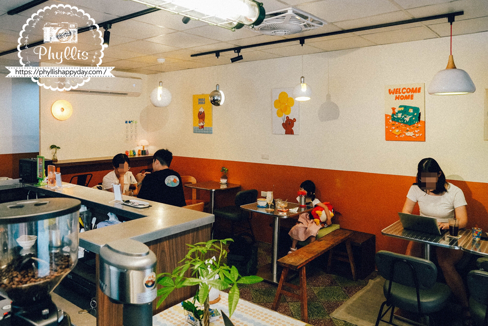 【純然餐飲部】中壢這間咖啡廳太犯規!手工水餃意外超強,慢燉控肉飯晚來真的吃不到,2026壢夏跑咖季必訪 - 第7張圖 純然餐飲部店內用餐環境,桃園中壢龍昌路特色餐廳與咖啡店空間