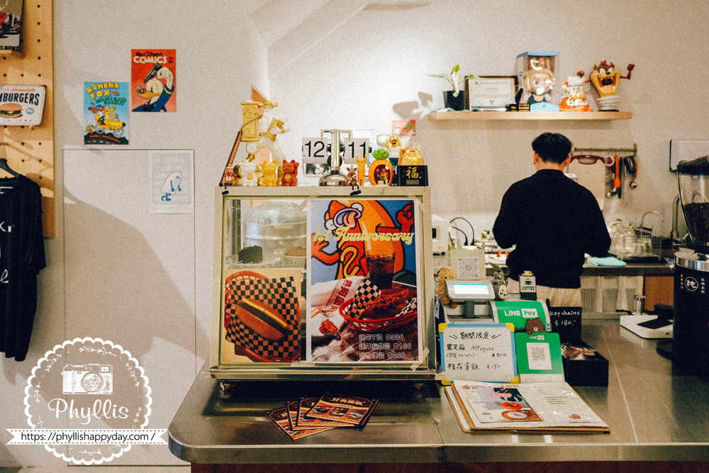 【耳蟲咖啡 Earworm Coffee】中壢這間只開到8月底!美式繽紛咖啡廳,季節限定雪酪超吸睛 - 第11張圖 耳蟲咖啡 Earworm Coffee櫃台可愛裝飾小物,桃園中壢充滿細節感的質感咖啡廳